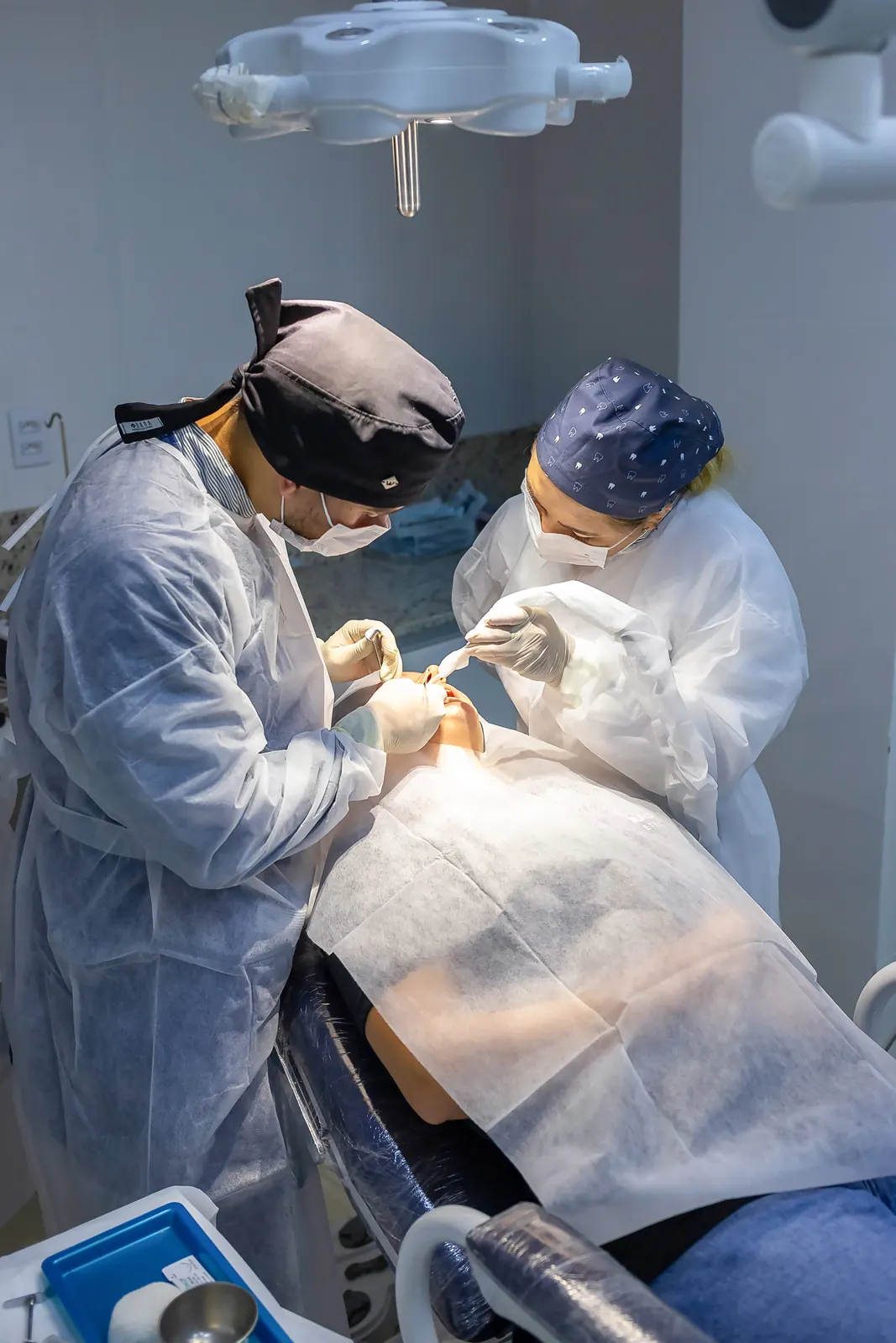 Dentistas da Sorrifácil Canguçu durante uma cirurgia no bloco cirúrgico